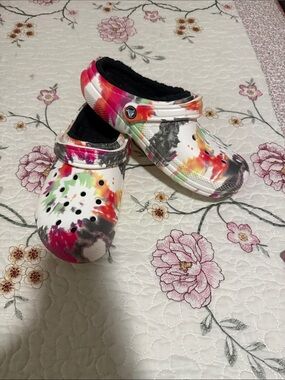 CROCS Kids Tie-Dye Pattern Clogs with Black Fleece Lining